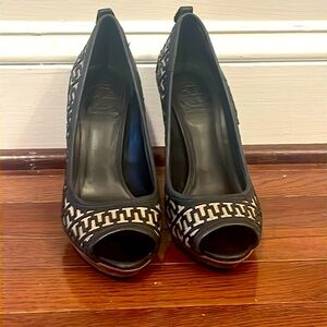 COPY - TORY BURCH designer heels size 7
Black and tan weave